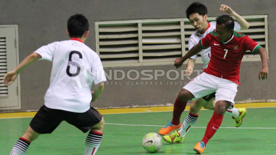 Jaelani Ladjanibi mendapat kawalan ketat dari pemain Bradal Urayasu.